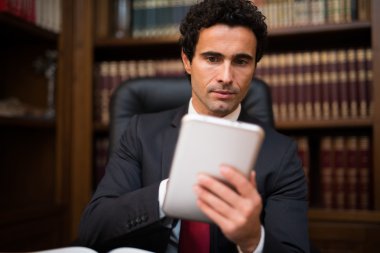 Bir Tablet Kullanan İşadamı