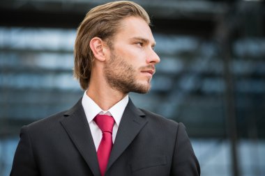 yakışıklı gülümseyen iş adamı