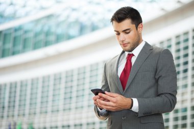 İş adamı cep telefonunu kullanıyor.