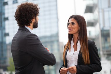 iş adamları tartışıyor