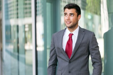 genç gülümseyen iş adamı