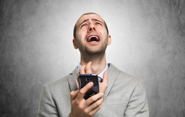 umutsuz adamın cep telefonunu tutan