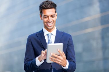 Tablet kullanan adam