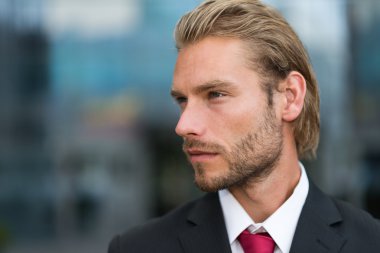 yakışıklı gülümseyen iş adamı