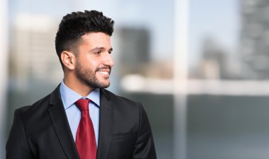 genç gülümseyen iş adamı