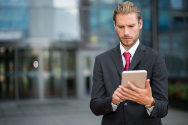 onun tableti kullanarak iş adamı