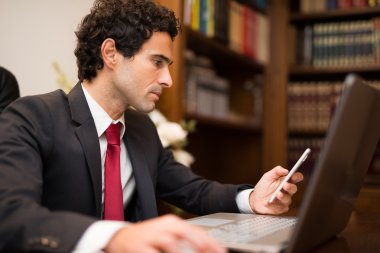 bir belgeyi okurken iş adamı