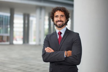 yakışıklı gülümseyen iş adamı