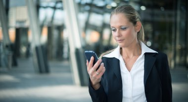 Cep telefonu kullanan iş kadını