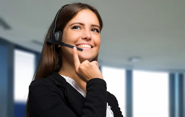 Hermosa mujer usando un auricular —  Fotos de Stock