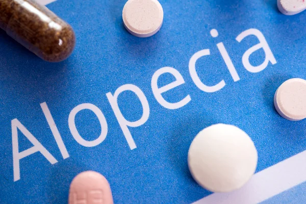 Concept d'alopécie avec différentes pilules — Photo