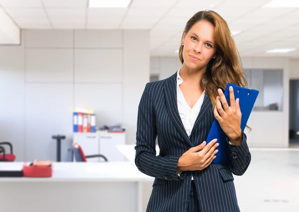 Jeune femme d'affaires souriante au bureau — Photo