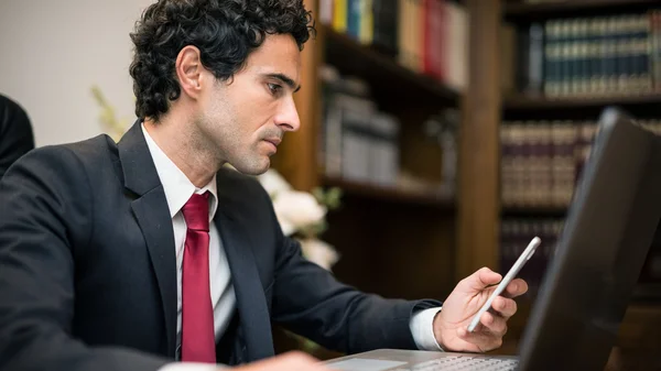 Zakenman die een document leest — Stockfoto