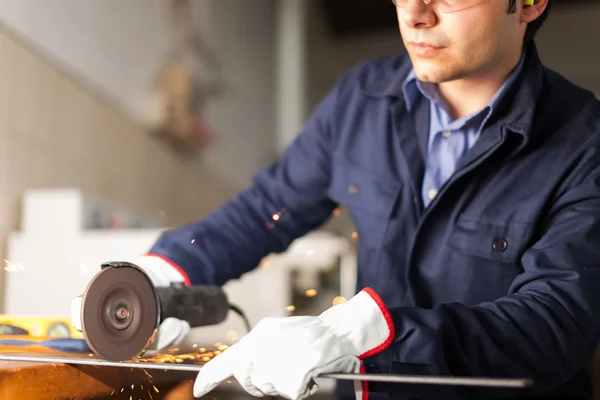 Arbeiter mit einem Schleifer — Stockfoto