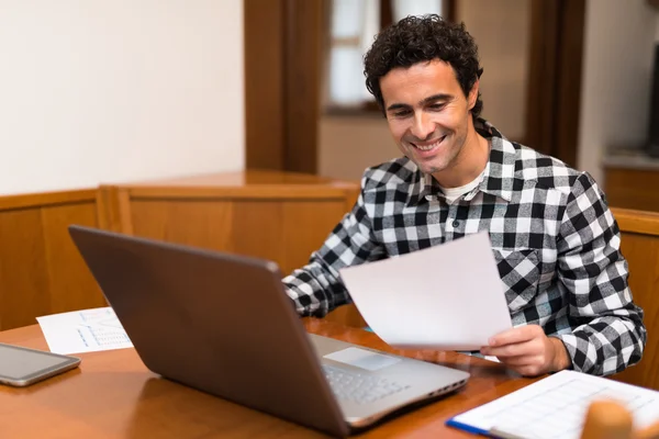 Mann arbeitet zu Hause — Stockfoto