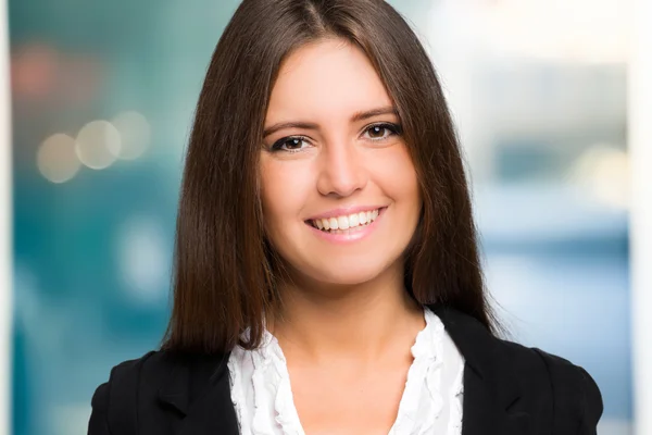 Mujer de negocios sonriente en el cargo —  Fotos de Stock