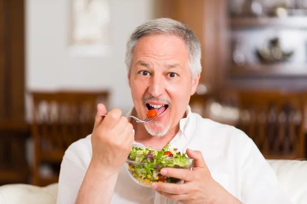 Maduro homem comer salada — Fotografia de Stock