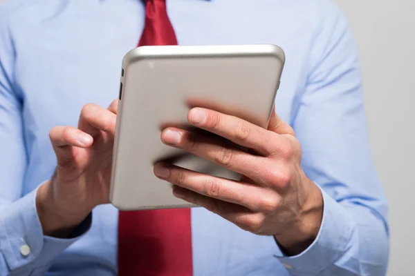 Man met behulp van een tablet computer — Stockfoto