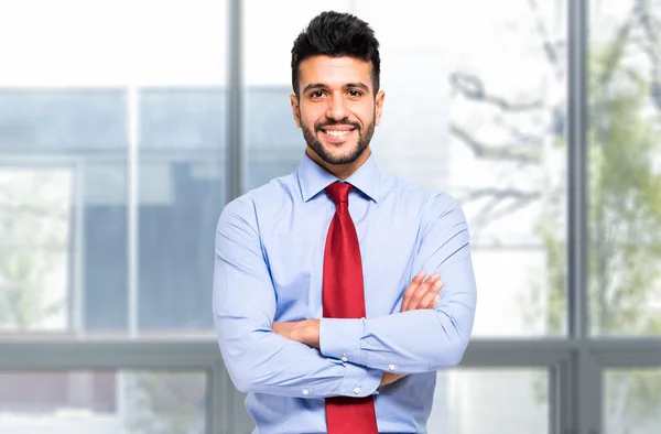 Junger lateinischer Geschäftsmann — Stockfoto