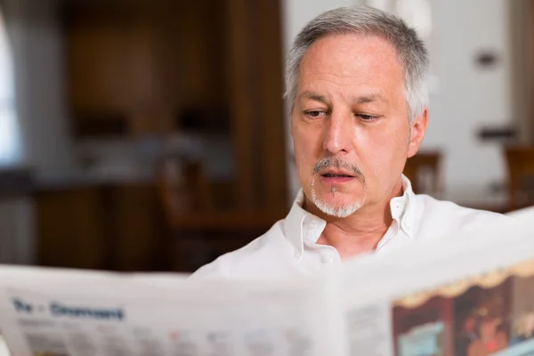 Hombre maduro leyendo un periódico —  Fotos de Stock
