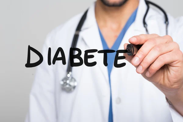 Doktor psát slovo Diabete — Stock fotografie