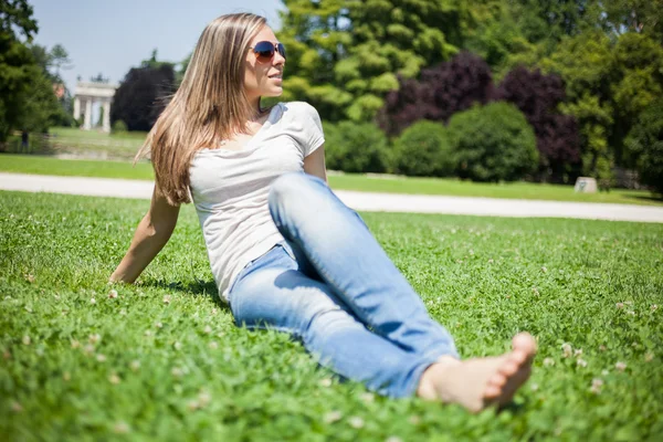 Žena sedící na trávě — Stock fotografie