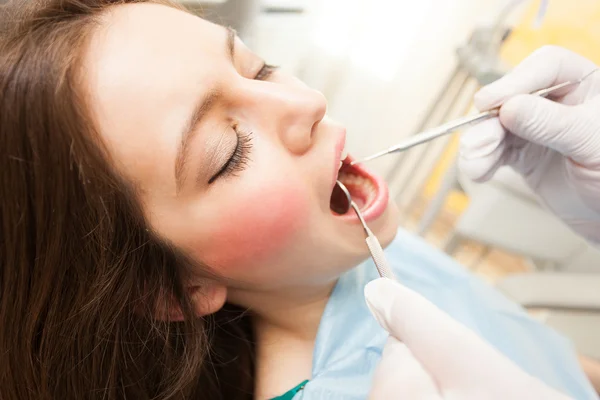 Vrouw tandheelkundige behandeling ontvangen — Stockfoto