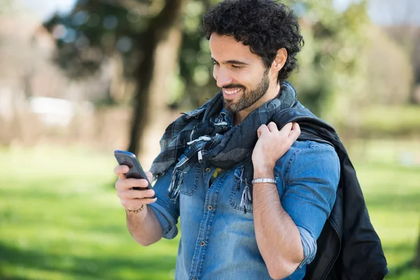 Homme utilisant son téléphone portable — Photo