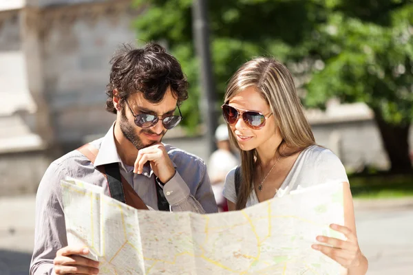 Toeristen die het lezen van een kaart in de stad — Stockfoto