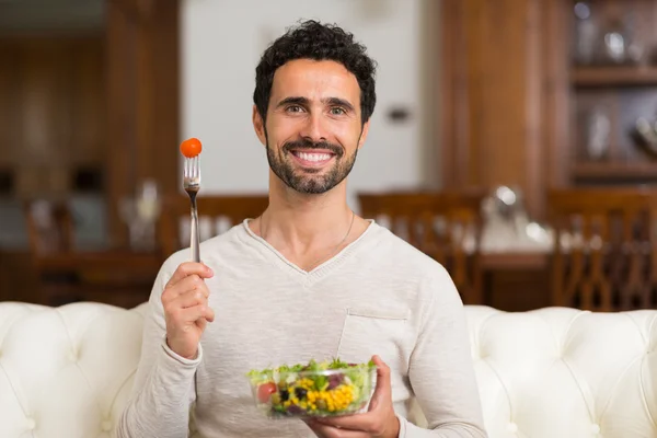 Homme mangeant une salade — Photo