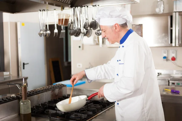 Chef-kok werken in zijn keuken — Stockfoto