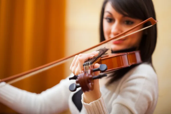 Donna che suona il violino — Foto Stock