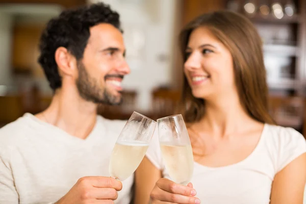 Casal de copos de vinho torrados — Fotografia de Stock