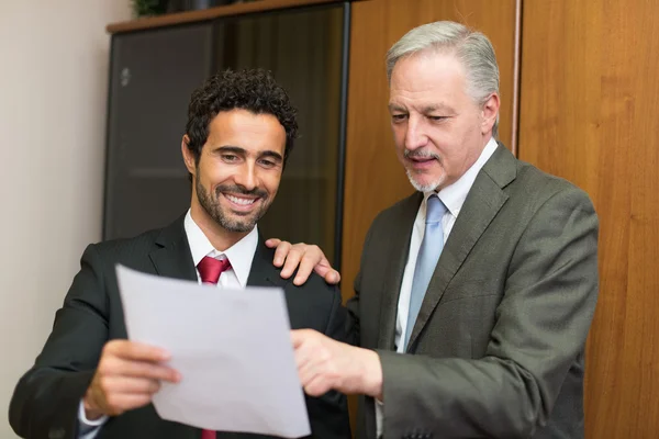 Empresário mostrando documento ao colega — Fotografia de Stock