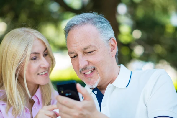 Man visar telefonen till fru — Stockfoto