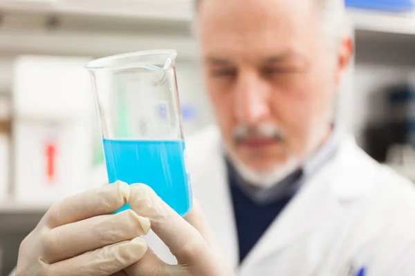 Científico trabajando en laboratorio — Foto de Stock