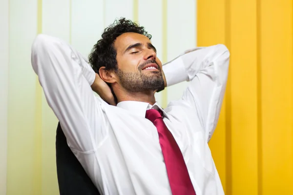 Zakenman ontspannen in office — Stockfoto