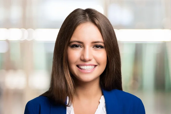 Sonriente joven morena — Foto de Stock