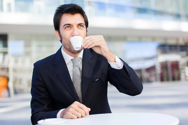 Empresário bebendo um café — Fotografia de Stock