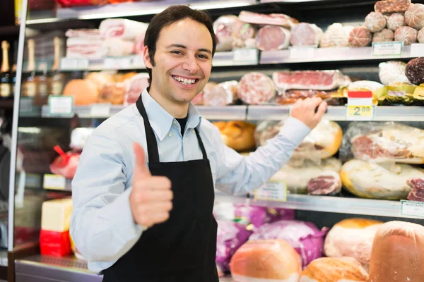 Vertrouwen winkelier in een slagerij — Stockfoto