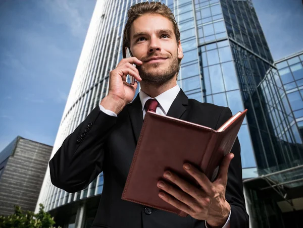 Empresário usando seu telefone celular — Fotografia de Stock