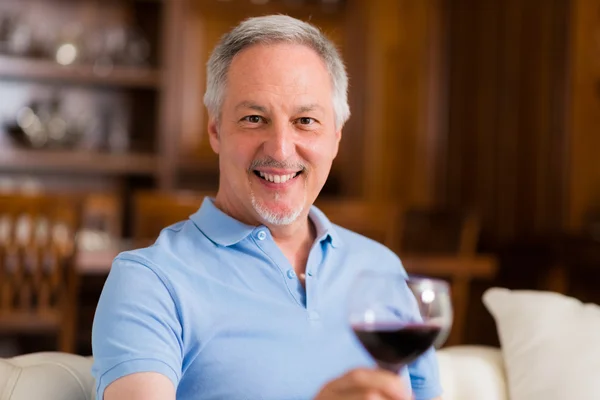 Homme dégustant un verre de vin — Photo