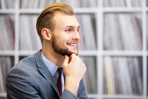 Hombre de negocios guapo en el cargo — Foto de Stock