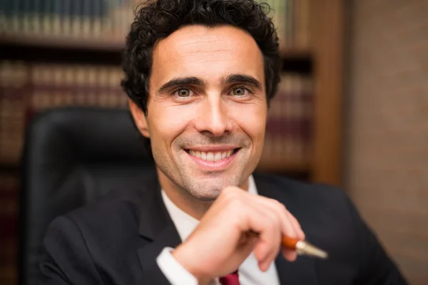 Guapo sonriente hombre de negocios en la oficina —  Fotos de Stock