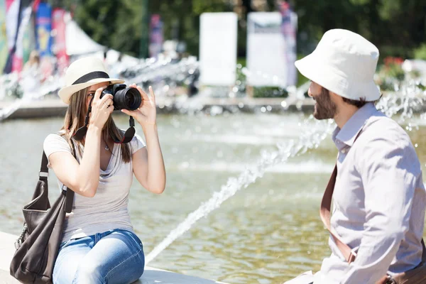 Kvinna med bild av pojkvän — Stockfoto