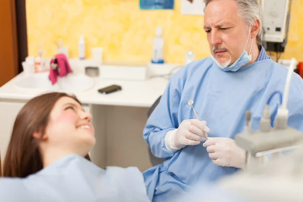 Dentist talking to patient — Stock Photo, Image