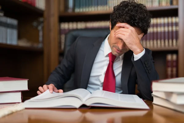 Zakenman leest een boek — Stockfoto