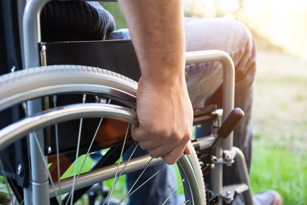 Hombre paralítico usando silla de ruedas — Foto de Stock