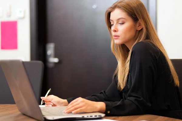 Donna utilizzando il computer portatile — Foto Stock