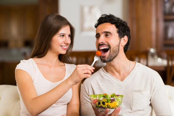 Paar eten van een salade — Stockfoto